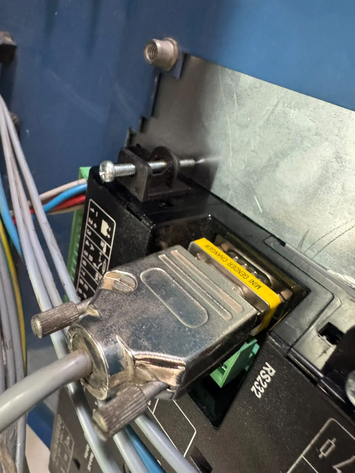 Conexión de comunicación en controlador industrial