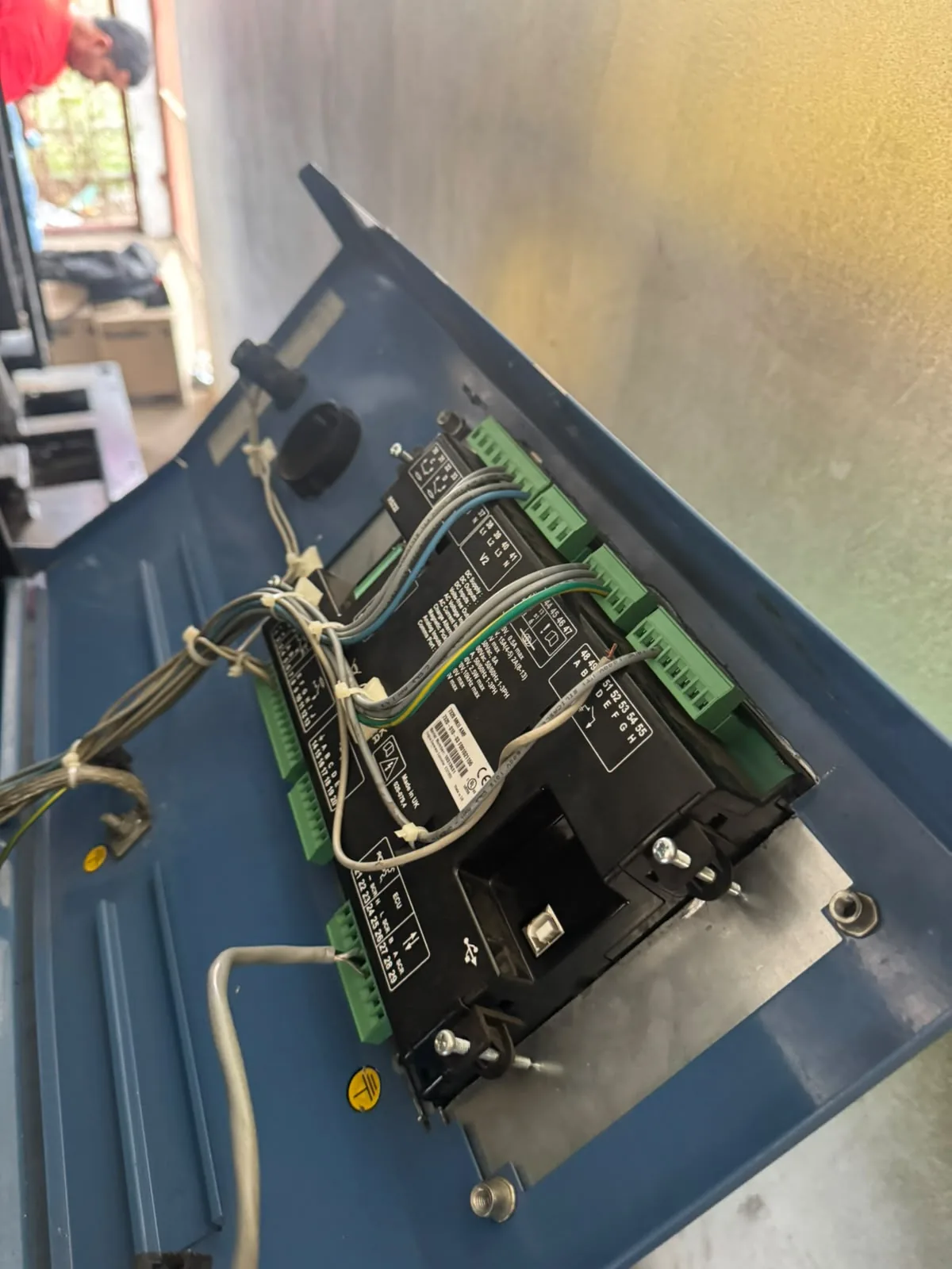 Controlador industrial en mantenimiento