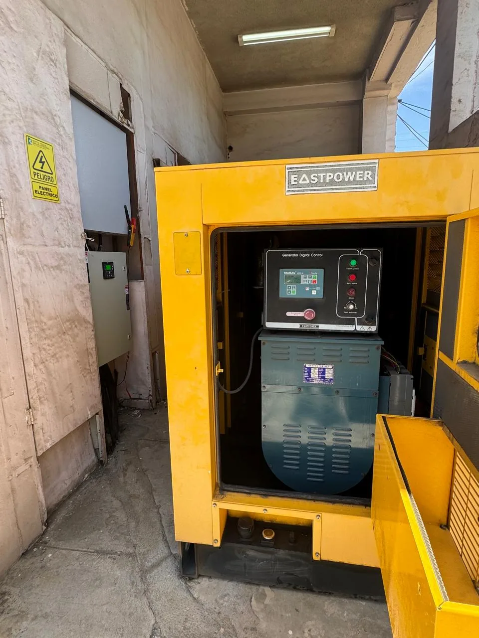Generador eléctrico industrial con sistema de control