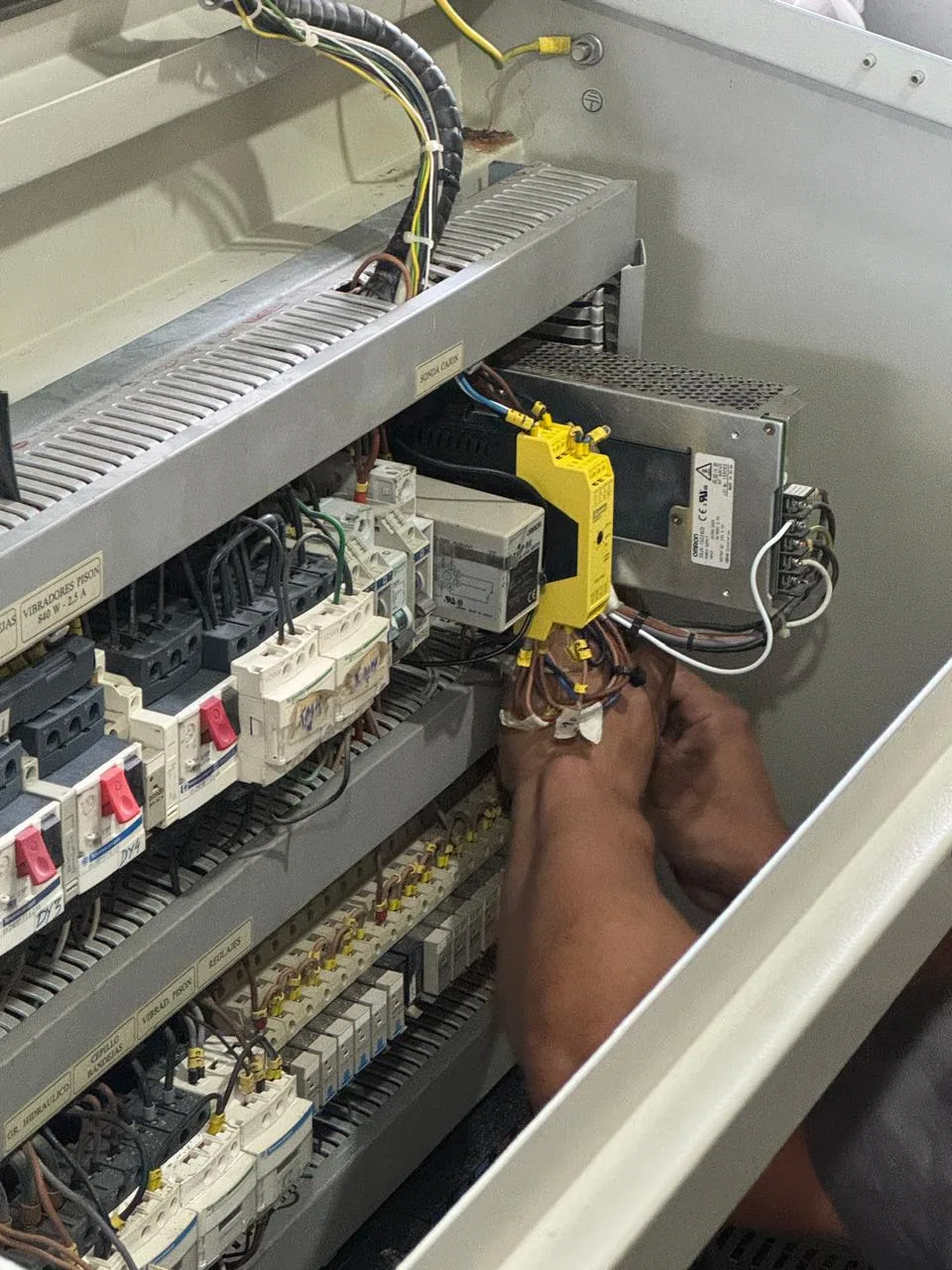 Intervención técnica en tablero de control industrial
