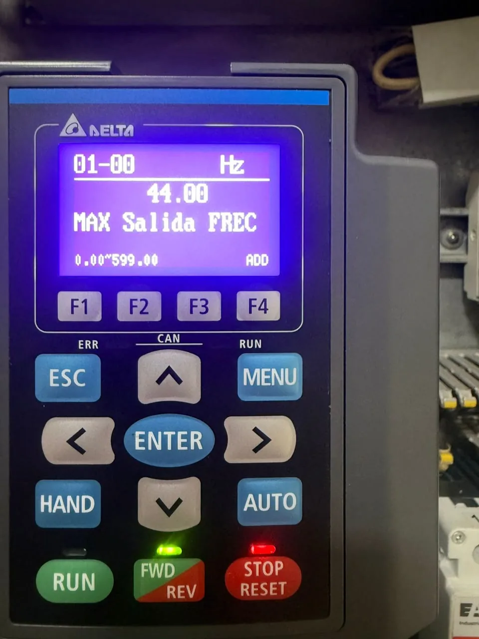 Verificación de parámetro de frecuencia en variador industrial
