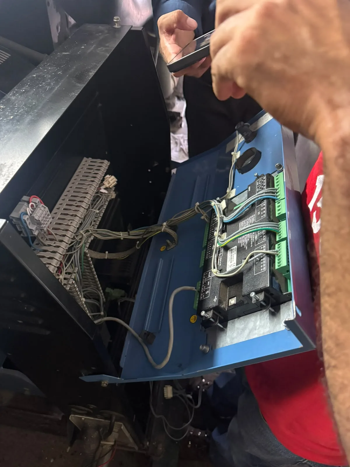 Revisión de controlador en gabinete