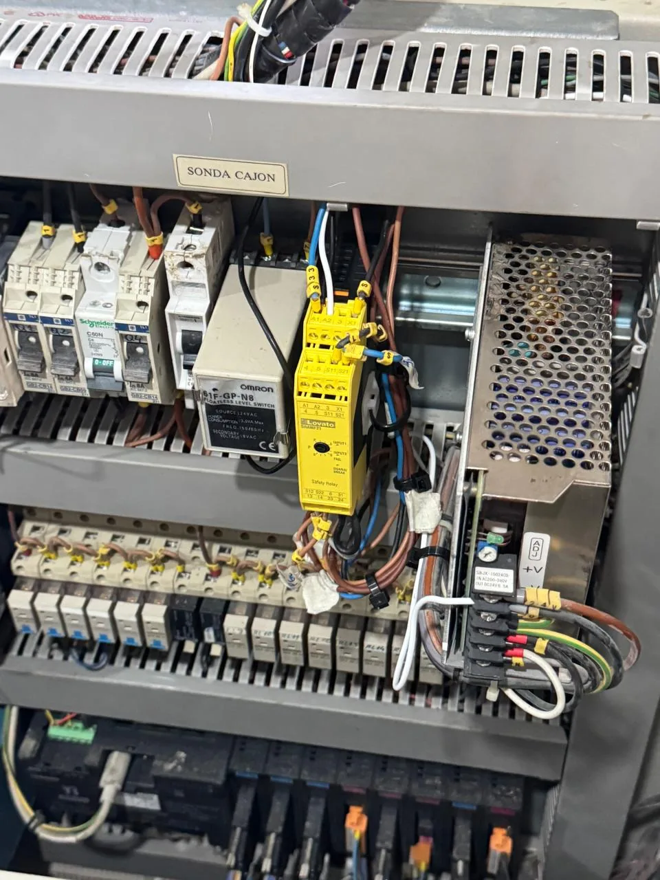Tablero industrial con componentes de automatización y control