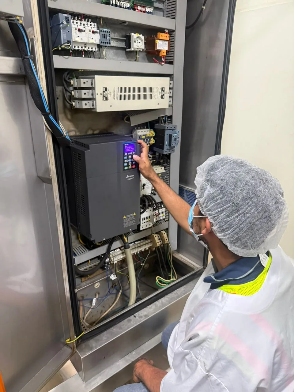 Técnico configurando variador