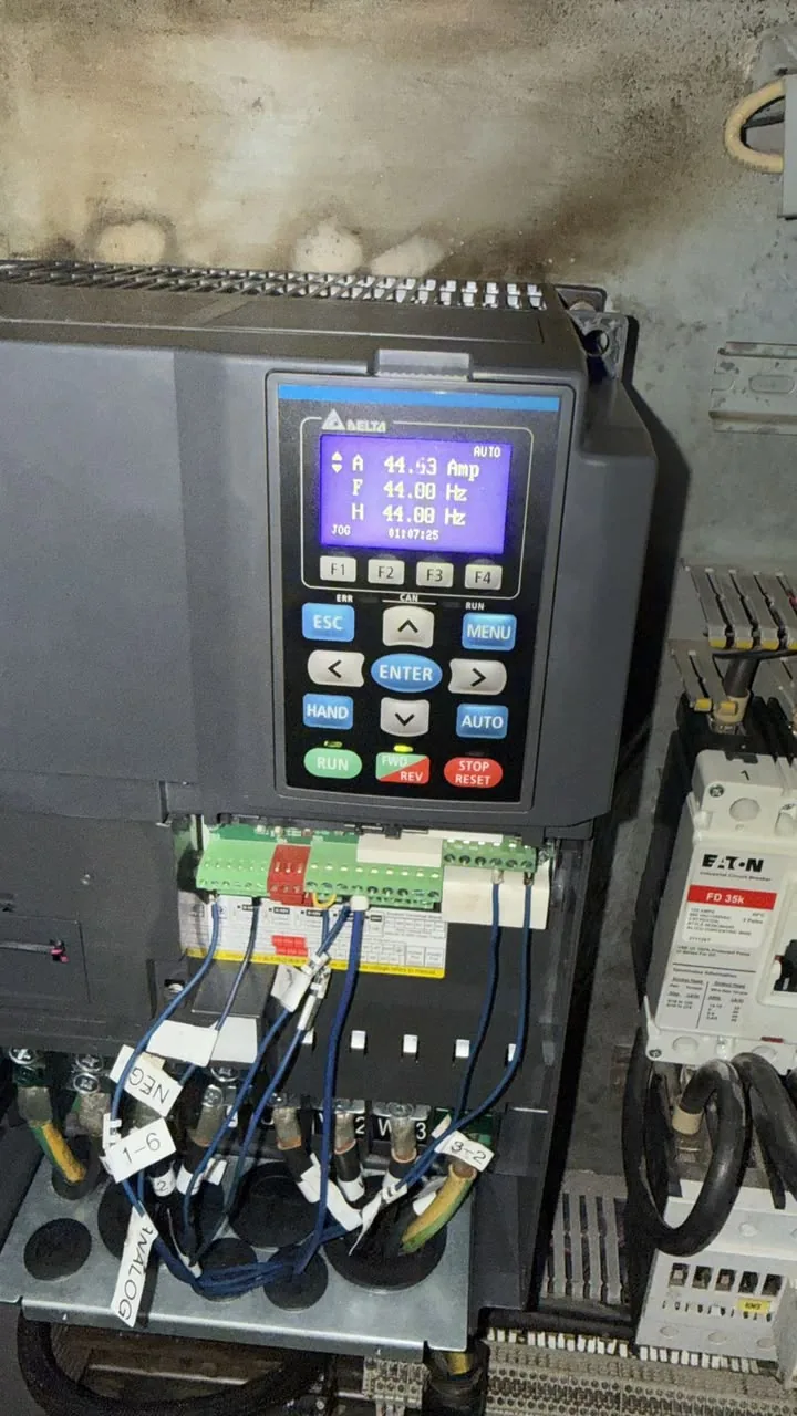 Variador de frecuencia instalado en tablero industrial